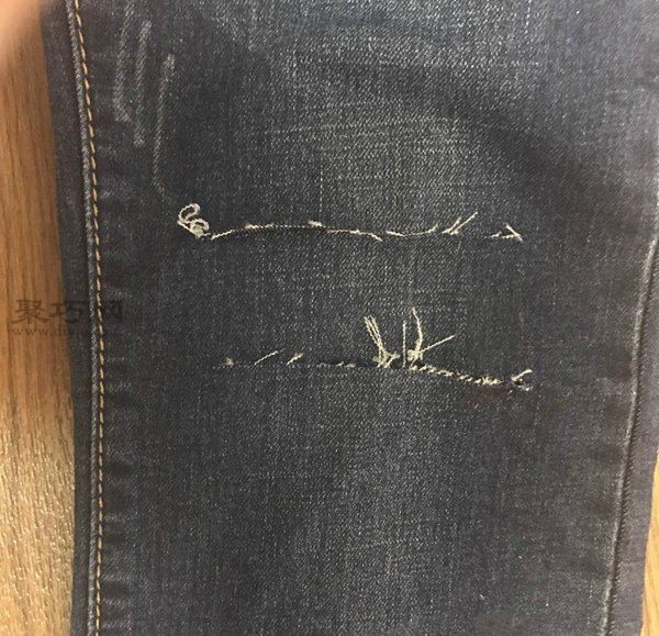 Super simple DIY method for fashionable knee ripped jeans from old jeans