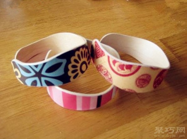 DIY creative childrens bracelets with ice cream sticks. Tutorial on handmade unique bracelets with ice cream sticks.