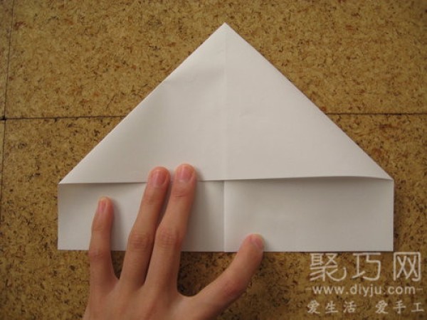 How to fold a heart-shaped love letter. Illustration of how to fold a heart-shaped love letter.