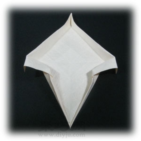 Pictures of the steps to fold paper cranes. Learn how to fold paper cranes easily.