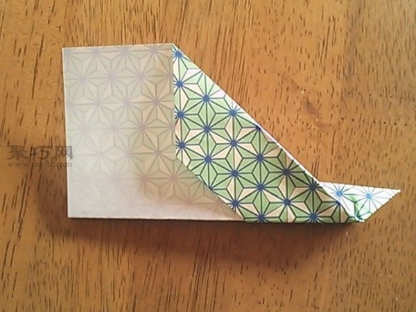 Illustrated tutorial on how to use paper to fold a paper airplane that can fly far