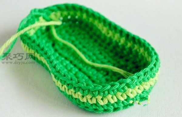 Tutorial on long crocheted baby shoes. Teach you how to knit baby woolen shoes.