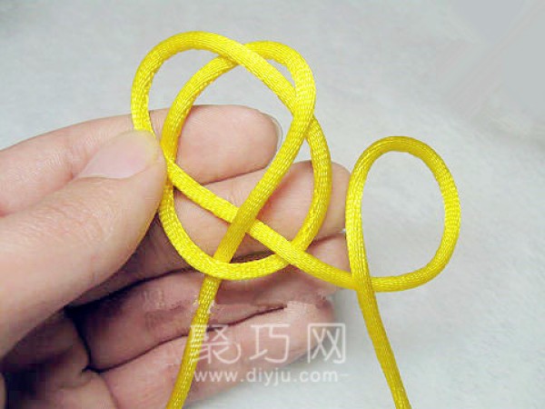 Illustrated tutorial on how to knit mesh knots to make Chinese knot coasters