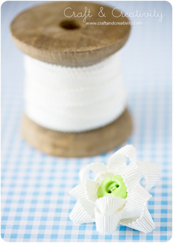 Illustration of handmade buttons and fabric flowers. How to make fabric buttons and flowers.