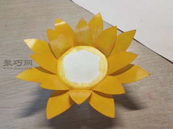 Creative transformation of disposable paper cups. Tutorial on making exquisite paper sunflowers.