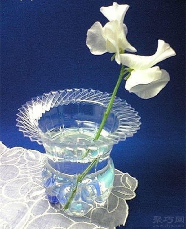 How to use beverage bottles to make vases. Turn waste plastic bottles into DIY vases.