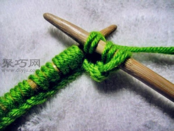 Tutorial on knitting a scarf with thick wool using double ingot needles. Teach you how to start knitting a scarf.