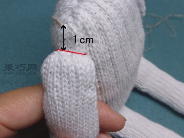 Illustration of how to make cute cartoon dolls using cloth gloves