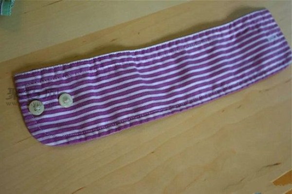 DIY coin purse tutorial on old striped shirt cuffs. Teach you how to fashion a small striped purse.