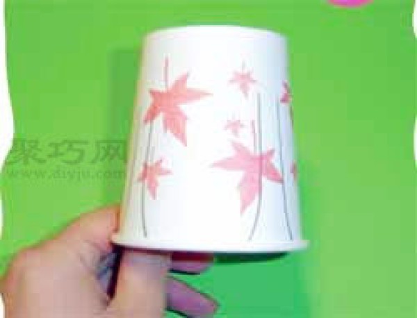 Childrens handmade paper cups use disposable paper cups to make chairs