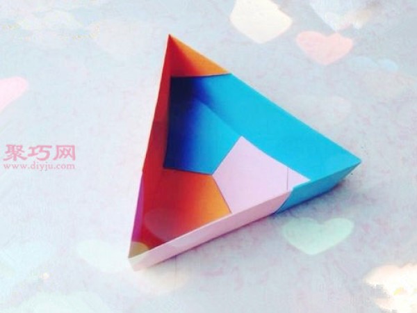 Illustration of how to fold a triangular box How to fold a triangular storage box