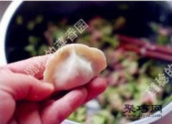 Fresh leek, shrimp, pork and dumpling filling method. Dumpling wrapping method: wooden fish dumpling.