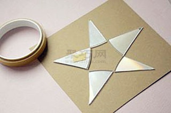 Handmade star tutorial teaches you how to DIY five-pointed star jewelry from scrap CDs