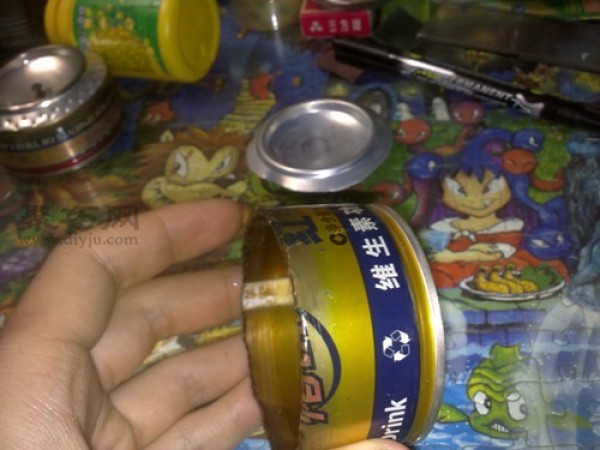 The easiest way to make an alcohol stove: Make your own mini stove with cans