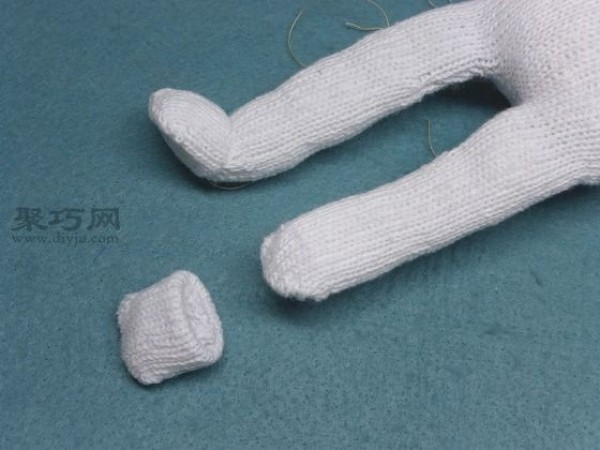 Illustration of how to make cute cartoon dolls using cloth gloves