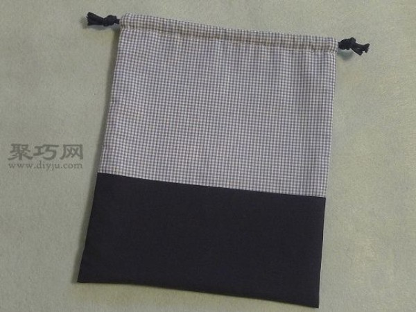 Tutorial on how to make a double-sided drawstring bag. Teach you how to make a fashionable double-sided drawstring bag.