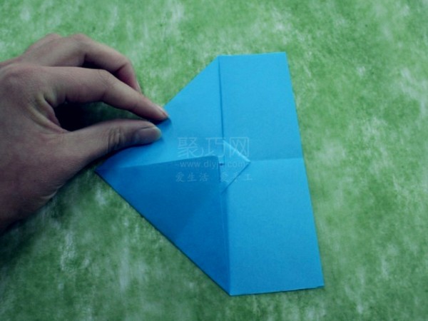 Learn how to fold a paper airplane in 1 minute. The simplest illustration of an origami airplane.