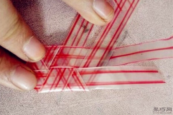 Tutorial on hand-folding disposable plastic straws into a heart shape. Illustration of the steps for folding a straw into a heart shape.