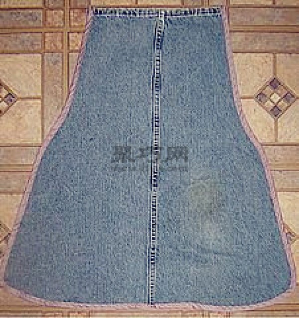 How to transform old jeans into a fashionable denim apron