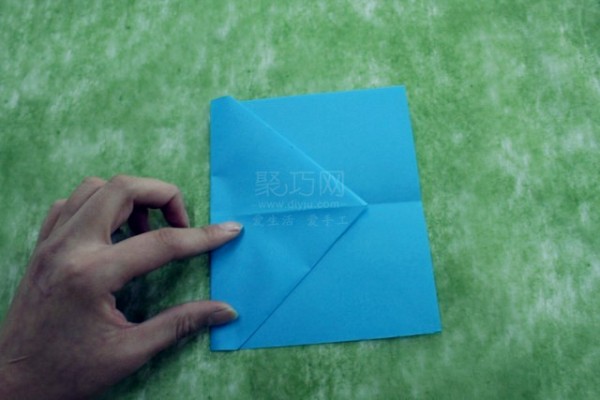 Learn how to fold a paper airplane in 1 minute. The simplest illustration of an origami airplane.