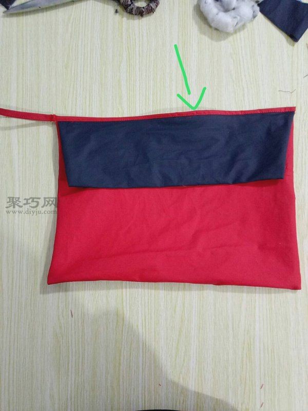 Illustration of the tutorial on how to make a homemade practical file bag with the sleeves of an old jacket made of smooth fabric