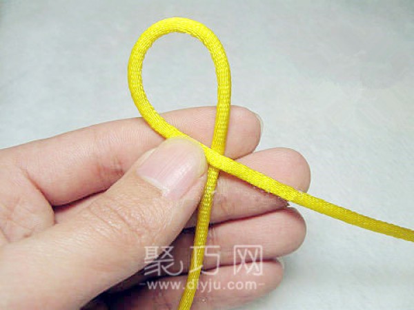 Illustrated tutorial on how to knit mesh knots to make Chinese knot coasters