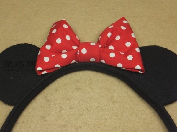 Mickey Mouse headband making tutorial. Learn how to make a cute fabric bow headband.