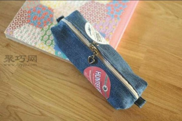 Illustrated tutorial on how to quickly transform old jeans legs into beautiful and practical pencil cases and small bags