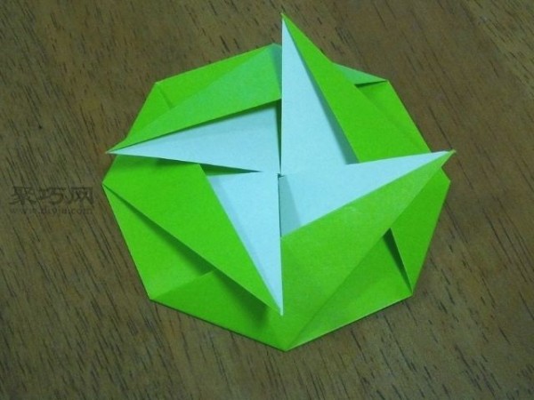 Kindergarten origami handmade tutorial: Use origami to make cute cartoon medals