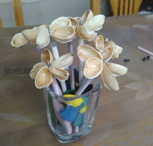 Detailed tutorial on making exquisite small flowers by hand using pistachio shells