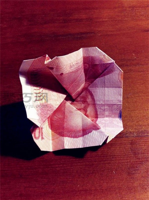 Illustrated tutorial on how to fold roses with RMB. How to fold roses with 100 yuan.