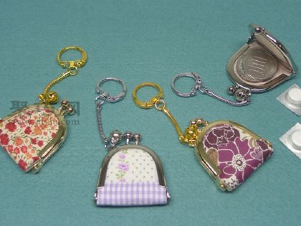 Exquisite lip-gold bag making tutorial teaches you how to make a small bag with metal pendants