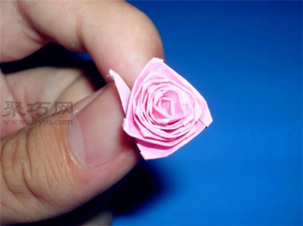 Illustration of folding roses from paper with stars. Tell you what can be folded with paper with stars.