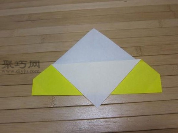 Childrens origami flying saucer tutorial teaches you how to fold a UFO space flying saucer