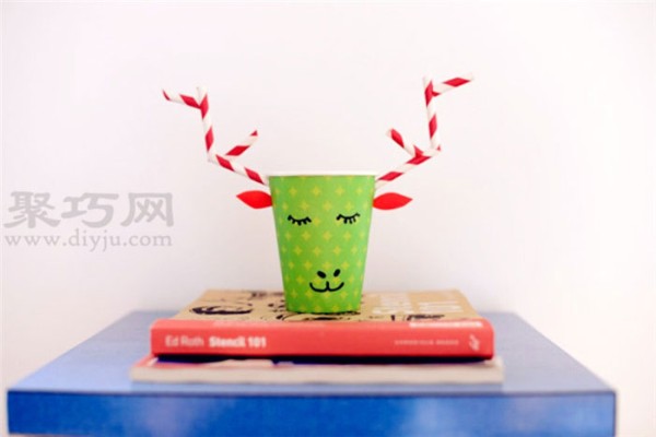 Simple handmade paper cups for primary school students. Paper cups to make Christmas deer.