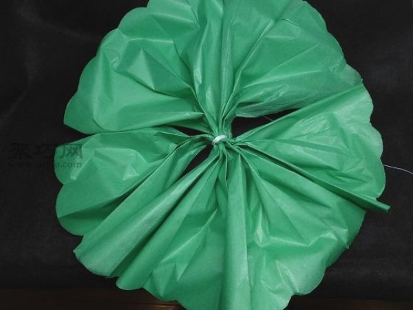 Tutorial on how to make handmade paper flowers. Use crepe paper to make exquisite paper flowers.