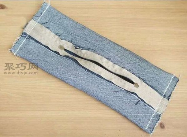 Illustrated tutorial on how to quickly transform old jeans legs into beautiful and practical pencil cases and small bags