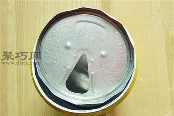 Illustrated tutorial on how to make lanterns from cans. Simple 5-step process to make lanterns from cans.