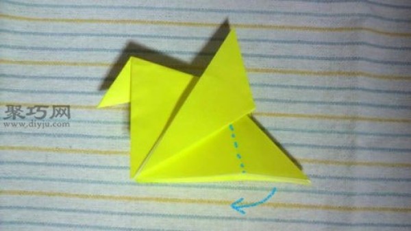 How to fold a chicken with spread wings. Illustrated tutorial on origami chicken.