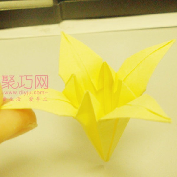 Illustration of how to fold a lily Origami lily tutorial