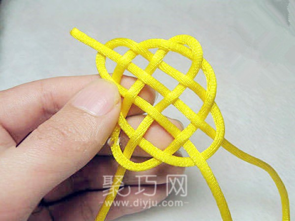 Illustrated tutorial on how to knit mesh knots to make Chinese knot coasters