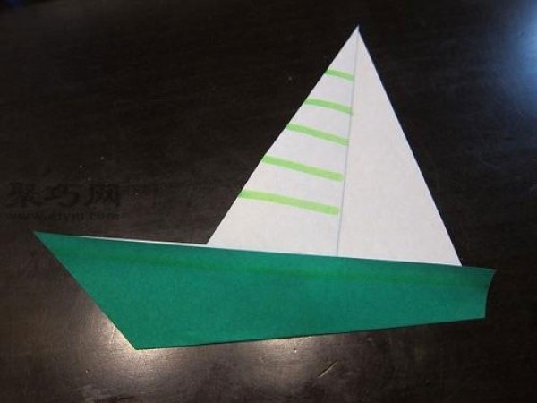 Illustration of the steps to make an origami sailboat. Learn to fold an origami boat in 3 easy steps.