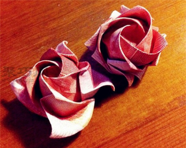 Illustrated tutorial on how to fold roses with RMB. How to fold roses with 100 yuan.