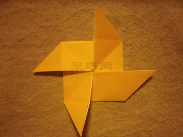 Illustrated tutorial on how to make an origami windmill with a complete piece of paper