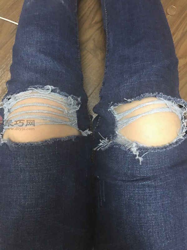 Super simple DIY method for fashionable knee ripped jeans from old jeans