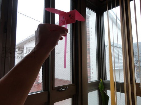 A game of spinning and falling from high altitude. How to make rabbit paper bamboo dragonfly.