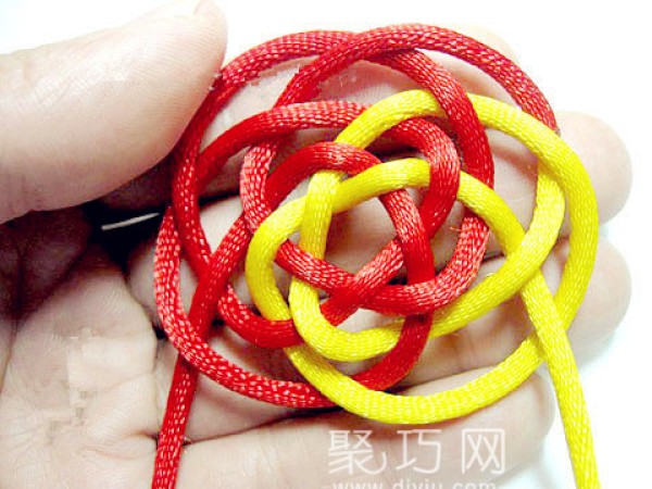 How to knit the Chinese knot with flower strands. Illustration of how to tie the six strands and five flowers knot.