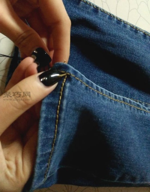 How to cut the hems of jeans fashionably? Watch this tutorial on transforming old jeans into fashionable pants.