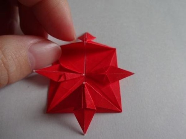 Tutorial on making Christmas origami eight-pointed star How to make small Christmas decorations through origami