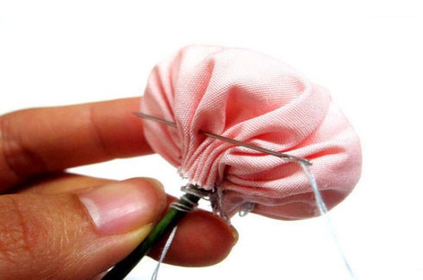 Let the coolness of midsummer bloom in your hands. Handmade fabric flower tutorial